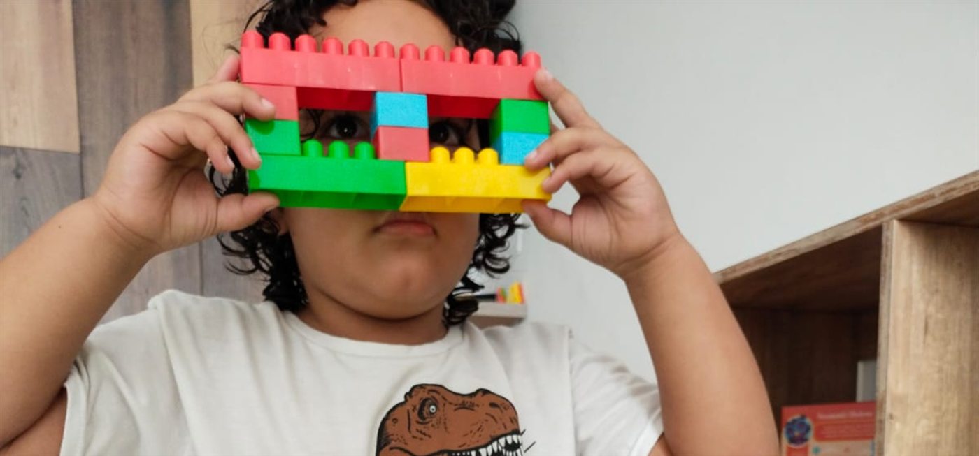 Niño jugando con bloques durante una sesión de acompañamiento terapéutico en ProSer