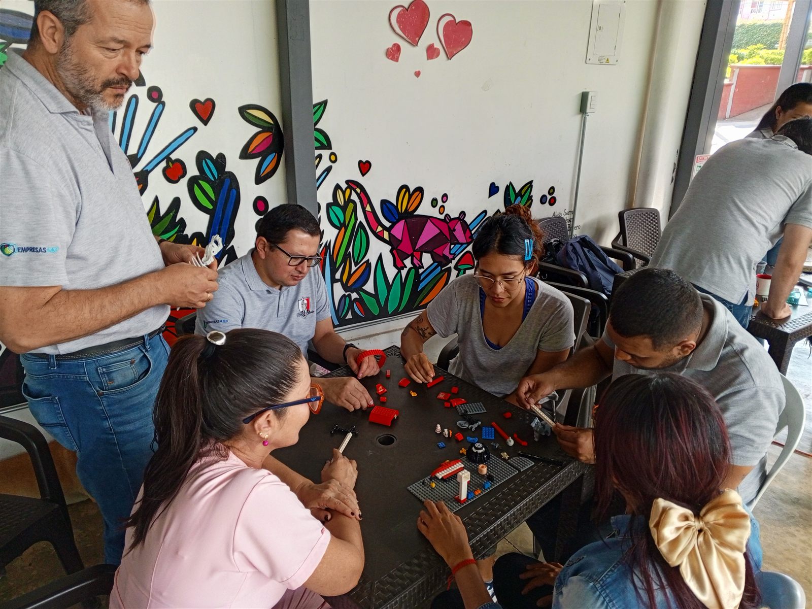 Taller pedagógico con niño usando bloques de construcción