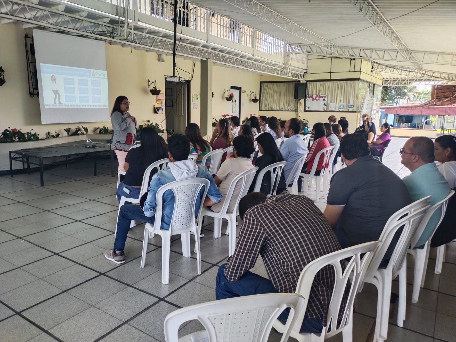 Equipo ProSer en taller con docentes del Colegio Saint Andrews